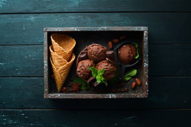 Kutuda çikolatalı dondurma var. Üst te. Metniniz için boş alan.