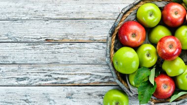 Beyaz ahşap arka plan üzerinde renkli elma. Meyve. Üst te. Metin için boş alan.