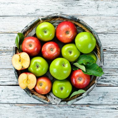 Beyaz ahşap arka plan üzerinde renkli elma. Meyve. Üst te. Metin için boş alan.