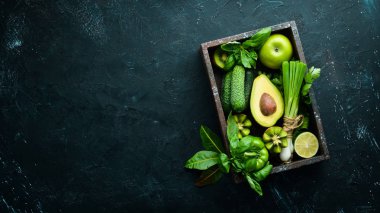 Sağlıklı Yeşil gıda Vejetaryenler için temiz yeme seçimi Protein kaynağı: avokado, kireç, soğan, elma, kivi, spirulina. Üst te. Metniniz için boş alan.