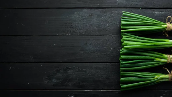 Zöld Hagyma Egy Fából Készült Asztal Friss Zöldségfélék Felülnézet Szabad — Stock Fotó