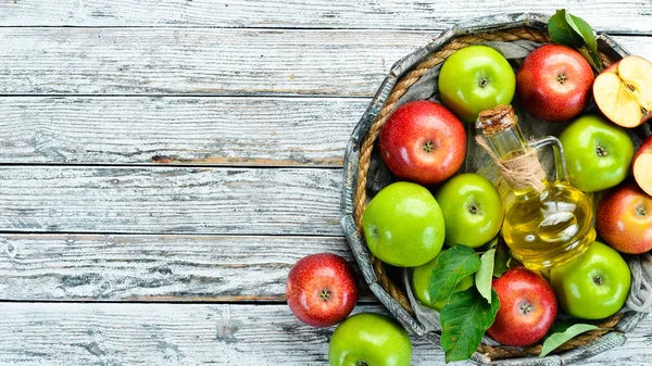 Äpplen Och Äppelvinäger Den Gamla Bakgrunden Frukter Översta Vyn Ledigt — Stockfoto