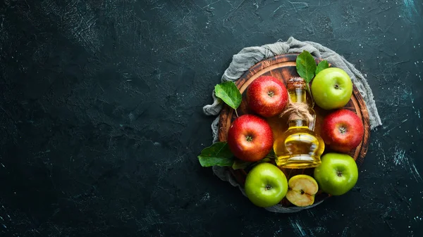 Elma ve elma sirkesi eski arka planda. Meyve. Üst te. Metin için boş alan.