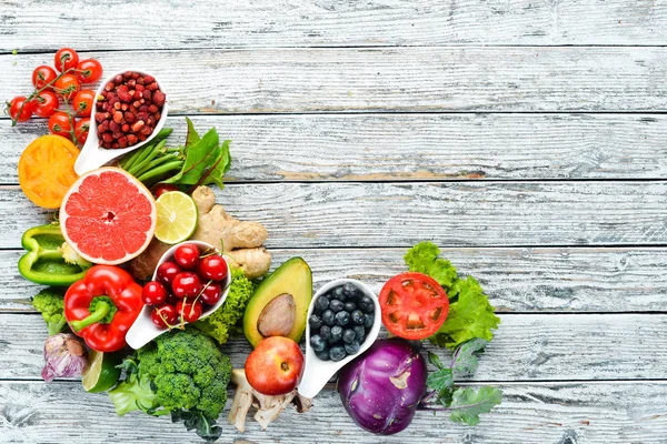 Frutas Verduras Frescas Sobre Fondo Madera Blanca Vista Superior Espacio —  Fotos de Stock