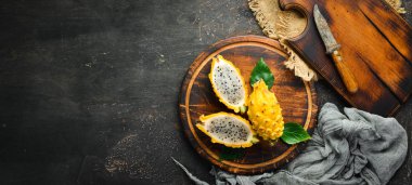 Beyaz ahşap arka plan üzerinde Sarı Ejderha Meyve. Pitahaya Tropikal Meyveler. Üst te. Metin için boş alan.