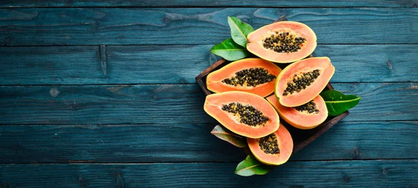 Trópusi Gyümölcsök Édes Papaya Nyers Vegán Élelmiszerek Kék Fából Készült — Stock Fotó