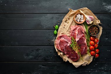 Çiğ mermer et Siyah Angus Steak Ribeye. Yaşlı masada. Üst te. Metniniz için boş alan.