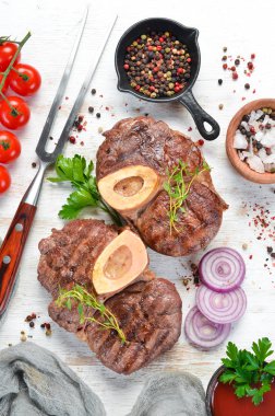 Sığır sapı beyaz bir arka plan üzerinde ızgara üzerinde kavrulmuş. Üst te. Metniniz için boş alan.