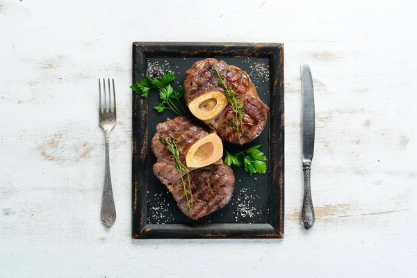 Nötkött Skaft Grillas Grill Vit Bakgrund Översta Vyn Ledigt Utrymme — Stockfoto