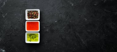 Set soslar ve baharatlar. Ahşap bir arka plan üzerinde. Üst te. Metniniz için boş alan.