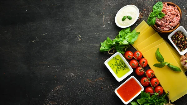 Ingredientes Para Preparación Lasaña Tomates Salsa Pasta Sobre Fondo Negro — Foto de Stock