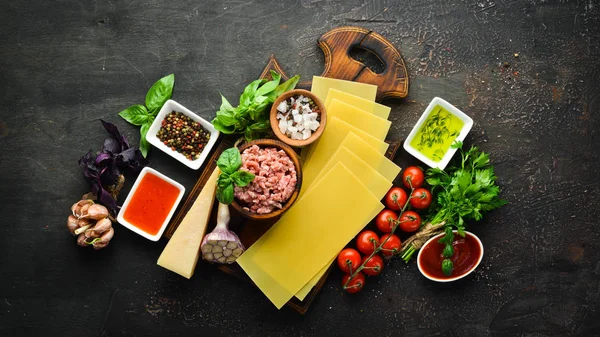 Ingredienti Preparazione Delle Lasagne Pomodori Sugo Pasta Uno Sfondo Nero — Foto Stock