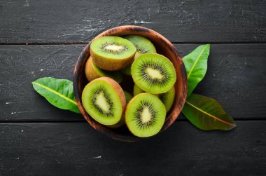 Taze Kivi siyah bir arka plan üzerinde. Üst te. Metniniz için boş alan.