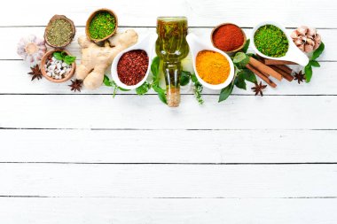 Beyaz arka plan üzerinde bir kase çeşitli baharatlar. Hint baharatları. Üstte görüntü.