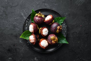 Tabakta taze Mangosteen. Tropikal Meyveler. Üst te. Metin için boş alan.