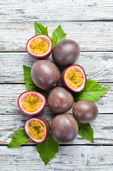 Frutos Paixão Com Uma Folha Fundo Madeira Branco Frutas Tropicais — Fotografia de Stock