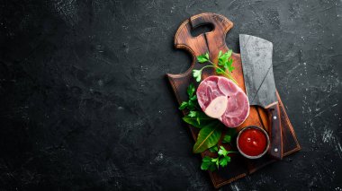 Osso buco siyah bir arka plan üzerinde dana sapı pişirdi. Üst te. Metniniz için boş alan.