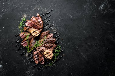 Osso buco siyah bir arka plan üzerinde dana sapı pişirdi. Üst te. Metniniz için boş alan.