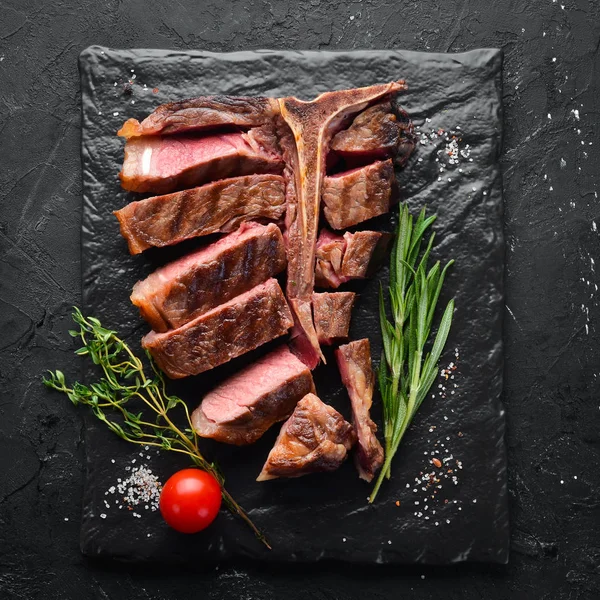 Siyah bir masada biftek. Üst te. Metin için boş alan.