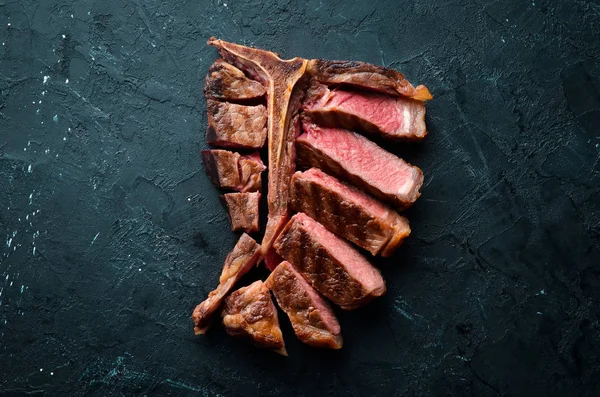 Rundvlees Bone Steak Een Zwarte Tafel Bovenaanzicht Vrije Ruimte Voor — Stockfoto