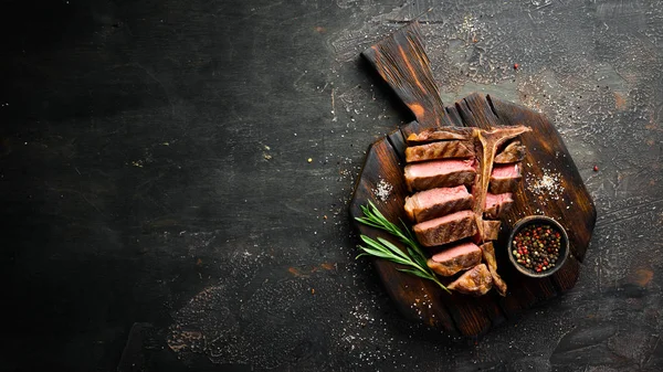 Boeuf Bone Steak Sur Une Table Noire Vue Dessus Espace — Photo