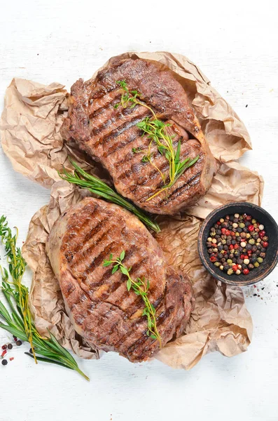 Bistecca Manzo Ribeye Alla Griglia Erbe Spezie Uno Sfondo Legno — Foto Stock