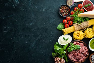 Makarna Bolonez için Malzemeler. Siyah bir arka plan üzerinde. Üst te. Metniniz için boş alan.