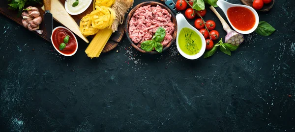 Ingredienti Pasta Alla Bolognese Uno Sfondo Nero Vista Dall Alto — Foto Stock