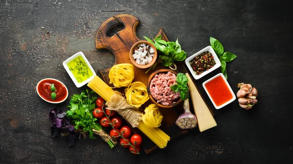 Zutaten Für Pasta Bolognese Auf Schwarzem Hintergrund Ansicht Von Oben — Stockfoto