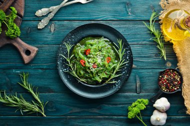 Siyah taş tabakta yosun salatası. Çin mutfağı. Üst te. Ücretsiz kopyalama alanı.