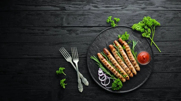 Grilled Sausages Tomato Sauce Black Stone Plate Bbq Top View — Stock Photo, Image