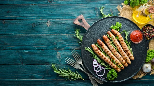 Grilled Sausages Tomato Sauce Black Stone Plate Bbq Top View — Stock Photo, Image