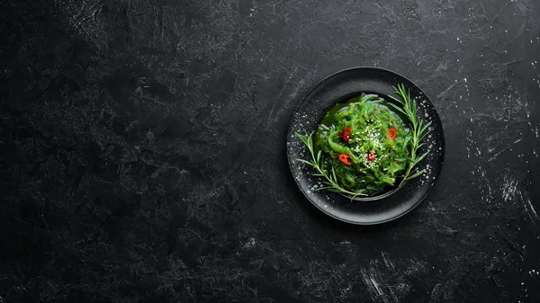 Insalata Alghe Piatto Pietra Nera Cucina Cinese Vista Dall Alto — Foto Stock