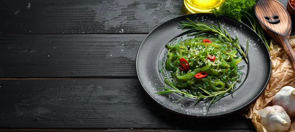 Insalata Alghe Piatto Pietra Nera Cucina Cinese Vista Dall Alto — Foto Stock