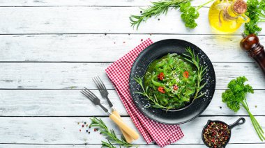 Siyah taş tabakta yosun salatası. Çin mutfağı. Üst te. Ücretsiz kopyalama alanı.