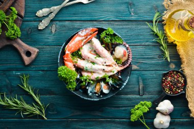 Siyah taş tabaktabaktabaktabaktabaktabaktabaktabaktabakta kremalı soslu haşlanmış deniz ürünleri. Deniz ürünleri, karides, kabuklu deniz ürünleri, ıstakoz. Üst te. Ücretsiz kopyalama alanı.