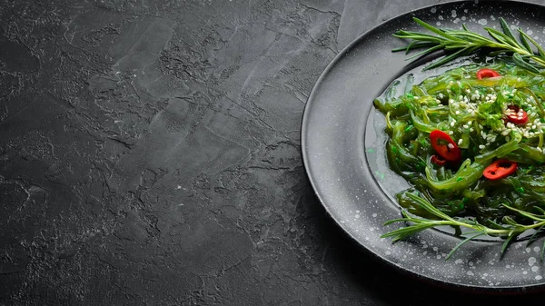 Insalata Alghe Piatto Pietra Nera Cucina Cinese Vista Dall Alto — Foto Stock