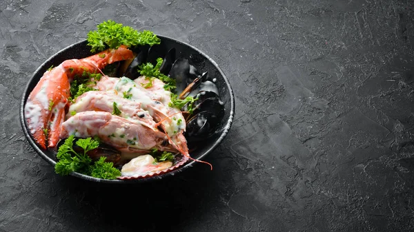 Seafood Rebus Dengan Saus Krim Piring Batu Hitam Makanan Laut — Stok Foto