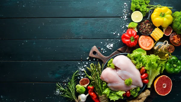 Świeży Filet Kurczaka Warzywami Koncepcja Zdrowego Odżywiania Widok Góry Bezpłatna — Zdjęcie stockowe