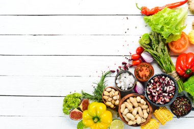 Organik gıda Beyaz bir arka plan üzerinde taze sebze ve meyve. Üst te. Ücretsiz kopyalama alanı.