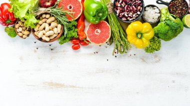 Beyaz arka planda taze sebze ve meyveler. Üst te. Ücretsiz kopyalama alanı.