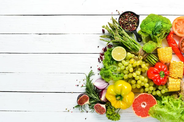 Verse Groenten Fruit Een Witte Achtergrond Bovenaanzicht Vrije Kopieer Ruimte — Stockfoto