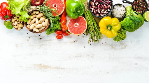 Frisches Gemüse Und Obst Auf Weißem Hintergrund Ansicht Von Oben — Stockfoto