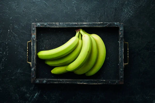 Plátanos Verdes Frescos Sobre Fondo Piedra Negra Vista Superior Espacio —  Fotos de Stock