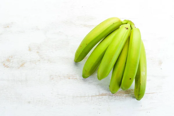 Frische Grüne Bananen Auf Weißem Holzgrund Ansicht Von Oben Freiraum — Stockfoto