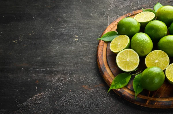 Citrons Verts Frais Avec Des Feuilles Agrumes Sur Fond Pierre — Photo