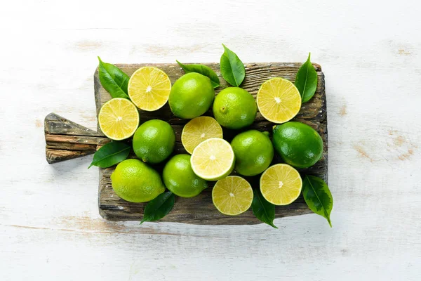 Πράσινα Λάιμ Λευκό Ξύλινο Φόντο Φρούτα Κορυφαία Προβολή Ελεύθερος Χώρος — Φωτογραφία Αρχείου