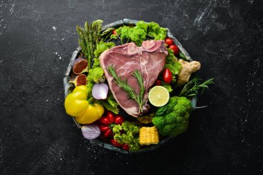 Sebzeli çiğ dana bifteği. Sağlıklı beslenme konsepti. Üst te. Ücretsiz kopyalama alanı.