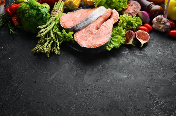 Filete Salmón Fresco Con Verduras Concepto Alimentación Saludable Vista Superior —  Fotos de Stock