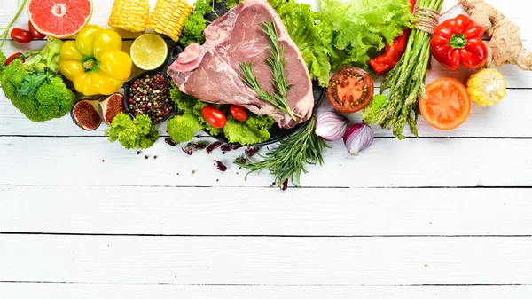 Nyers Borjú Steak Zöldségekkel Egészséges Étkezési Koncepció Felülnézet Szabad Másol — Stock Fotó